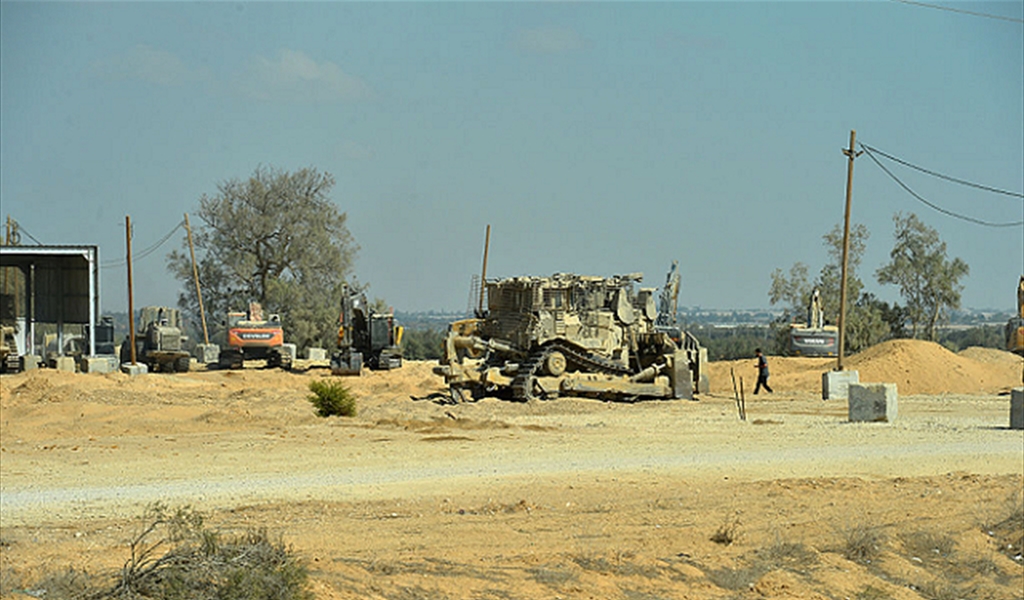 آليات هندسية ومعدات ثقيلة للاحتلال في محيط قطاع غزة