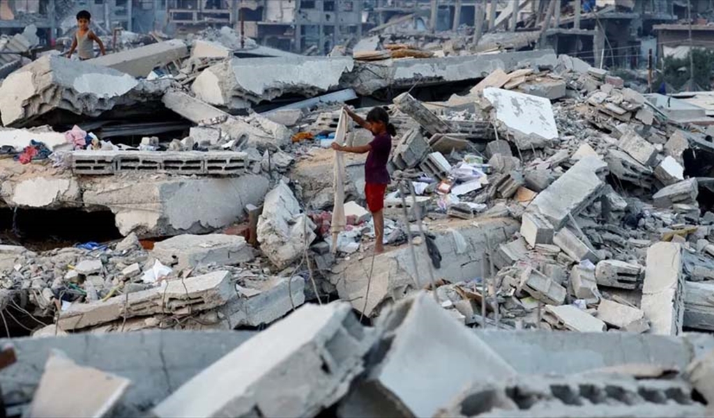 بحث عن بقايا فوق الأنقاض في غزة