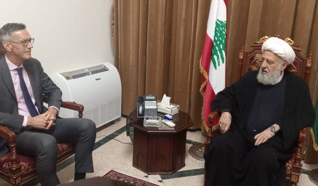 الشيخ الخطيب مستقبلاً السفير الهولندي