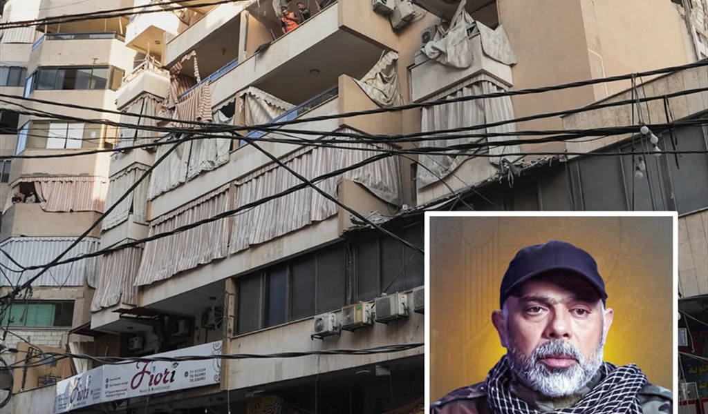 المبنى المستهدف في الضاحية الجنوبية، وفي الإطار صورة الشهيد طبطبائي