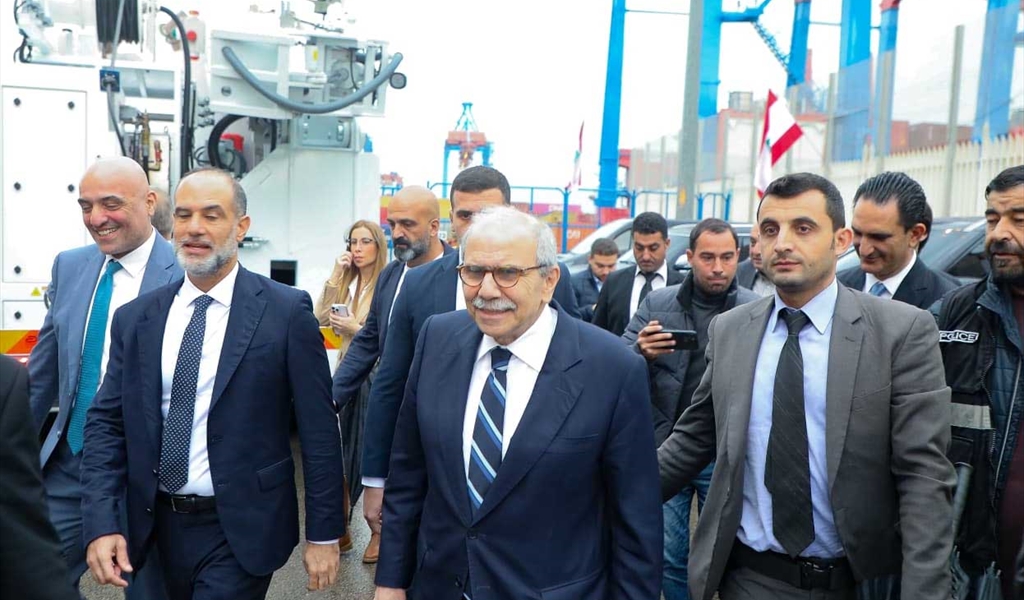 الرئيس سلام خلال الجولة في المرفأ
