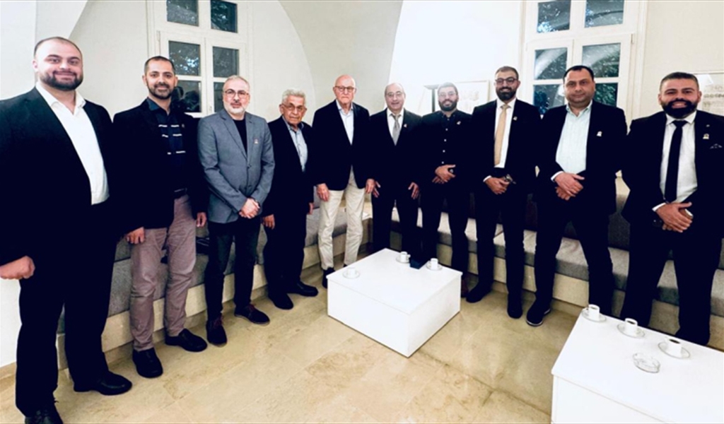 الرئيس تمام سلام متوسطاً اعضاء الوفد