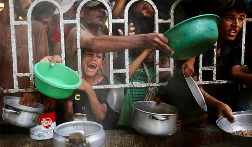 فلسطينيون ينتظرون الحصول على طعام وسط أوضاع معيشية صعبة