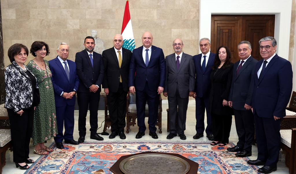 الرئيس عون يتوسط وفد مجلس نقابة المحررين