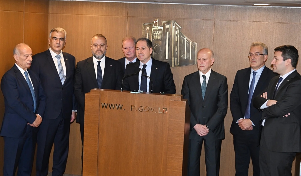 النائب الجميّل محاطاً بالنواب الموقّعين على الاقتراح