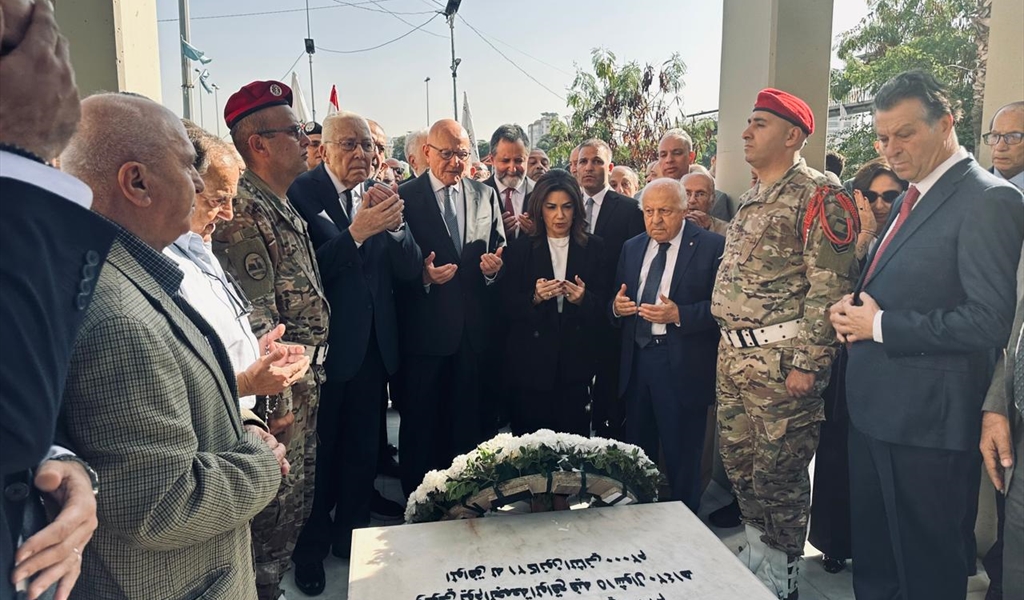 الرئيس سلام ونجله صائب والوزيرة السيد وشخصيات يقرأون الفاتحة على ضريح الرئيس صائب سلام