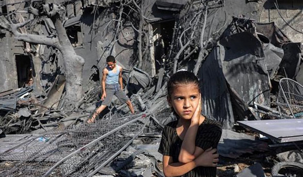 فتاة فلسطينية وسط مشهد الدمار في غزة