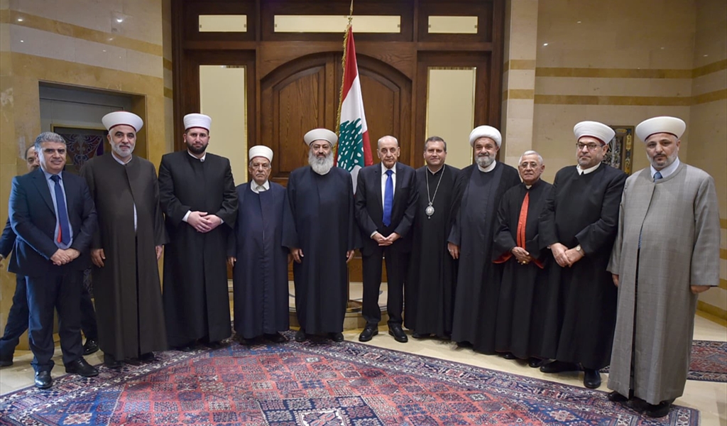 الرئيس بري مستقبلاً وفد «اللقاء الروحي العكاري» (حسن إبراهيم)