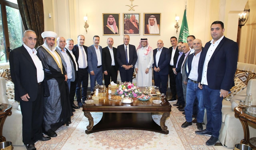 السفير بخاري مستقبلاً النائب سليمان مع وفد جبل أكروم