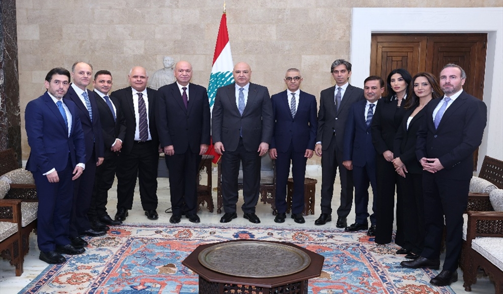 الرئيس عون متوسطاً القاضي صادر ووفد النيابة العامة الاستئنافية