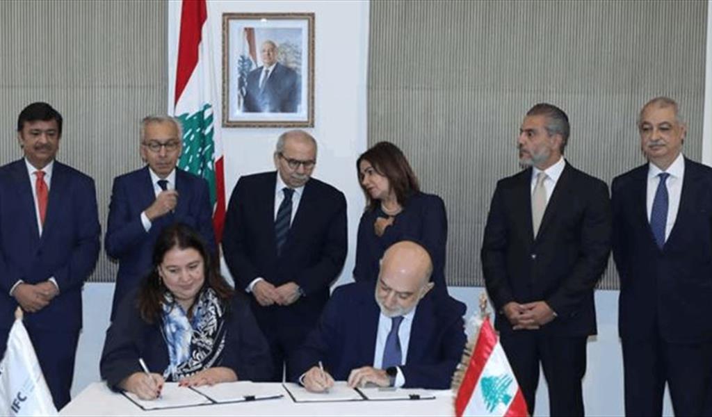 الرئيس سلام والوزير البساط يتوسطان المشاركين في حفل توقيع الاتفاقيات