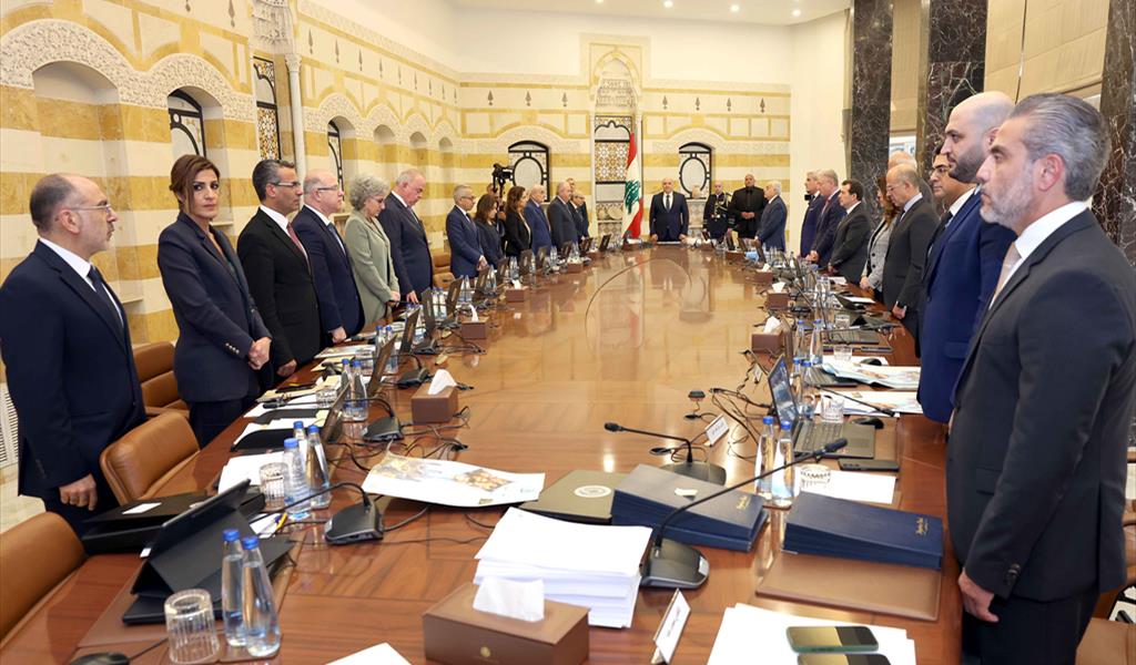 الرئيسان عون وسلام والوزراء وقوفاً دقيقة صمت