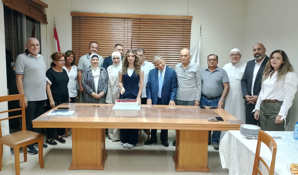 الأمين عيتاني متوسطاً الطالبة يارا والمشاركين في الحفل
