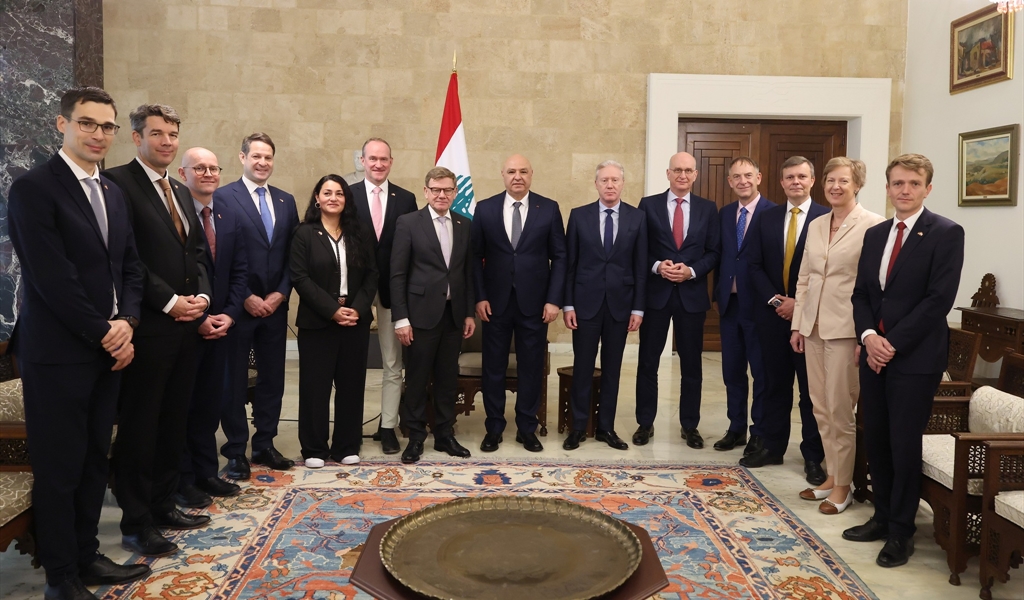 الرئيس عون يتوسط الوزير الألماني والوفد المرافق في حضور الوزير رجّي