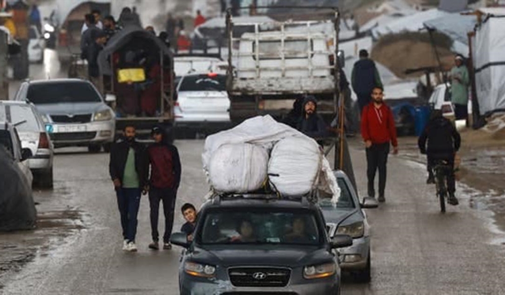 من غزة حيث ينزح عدد من الفلسطينيين بسبب سقوط الأمطار على خيمهم