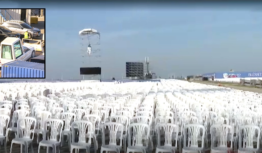 أكثر من 12 ألف كرسي للمدعويين لحضور قداس البابا قبالة الواجهة البحرية، وفي الزاوية السيارة التي تقلُّ البابا في تنقلاته (محمود يوسف)