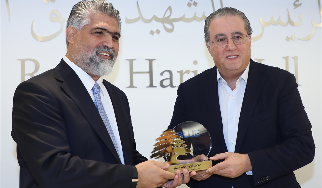 الوزير شقير يتسلم درع الشركة