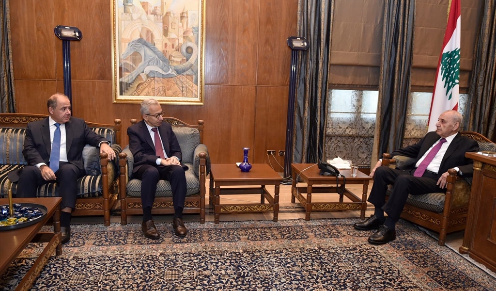 الرئيس بري مستقبلاً الوزير البساط وعربيد (حسن إبراهيم)