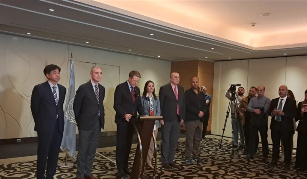 صاموئيل جبوغارد محاطاً بأعضاء الوفد