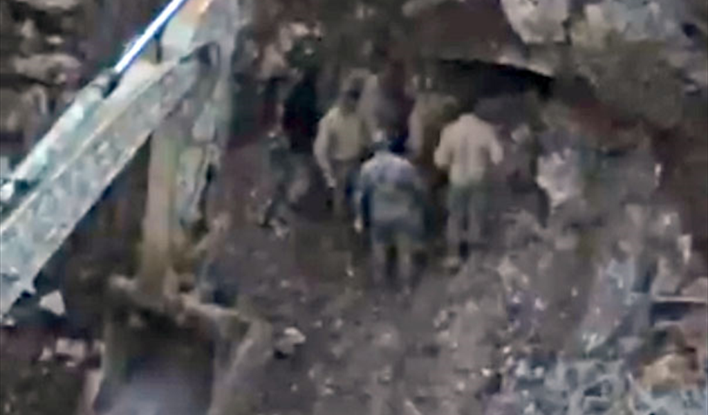 عناصر من الجيش اللبناني في مدخل غرفة فارغة في محيط تولين، زعم الجيش الاسرائيلي انها نفق ومخزن اسلحة لحزب الله