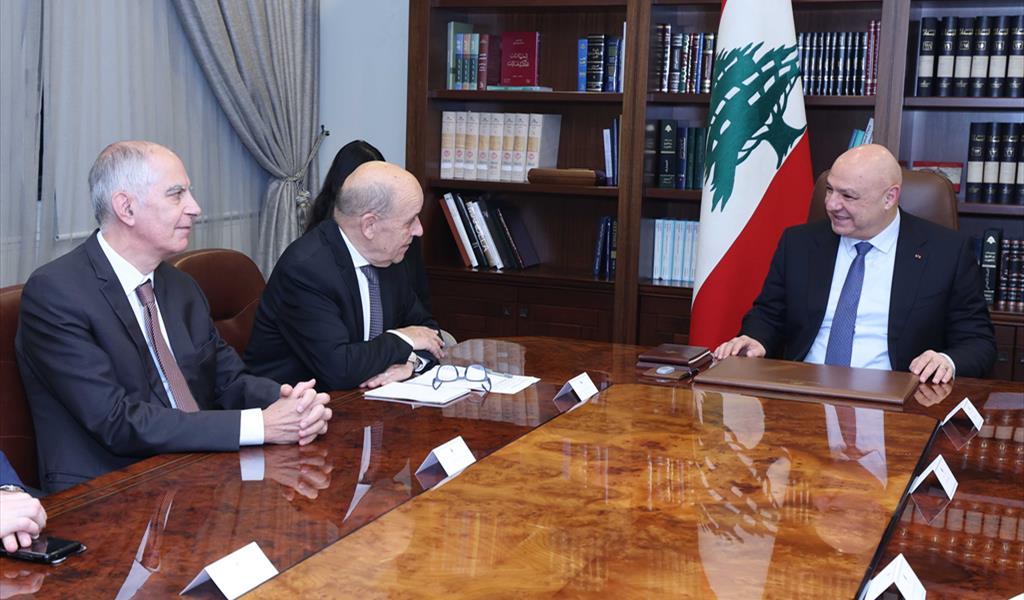 الرئيس عون مجتمعاً مع لودريان بحضور السفير في بيروت هيرفي ماغرو