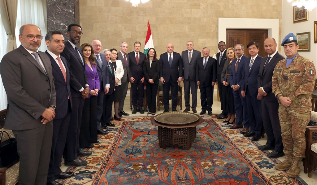 الرئيس عون يتوسط وفد مجلس الأمن