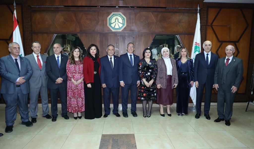 ممثل رئيس الحكومة وزير الداخلية مع شربجي وعدد من المشاركين وخريجي المقاصد