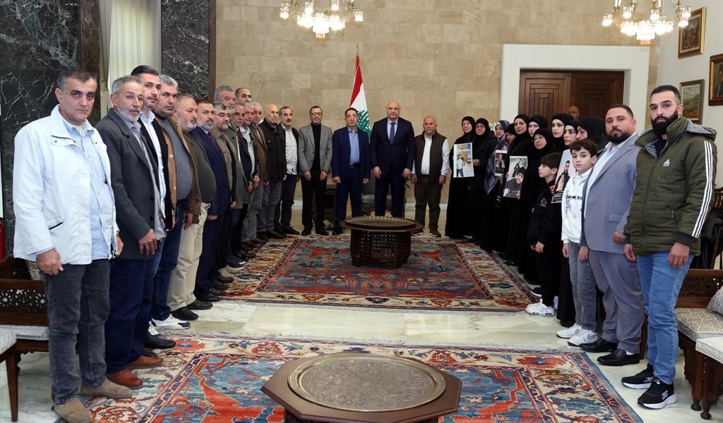 الرئيس عون متوسطاً وفد الجمعية اللبنانية للأسرى والمحررين