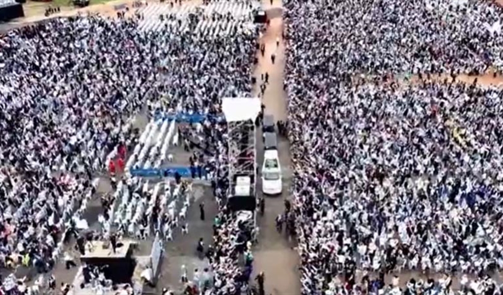 موكب البابا يشق طريقه بين الحشود في مكان القداس