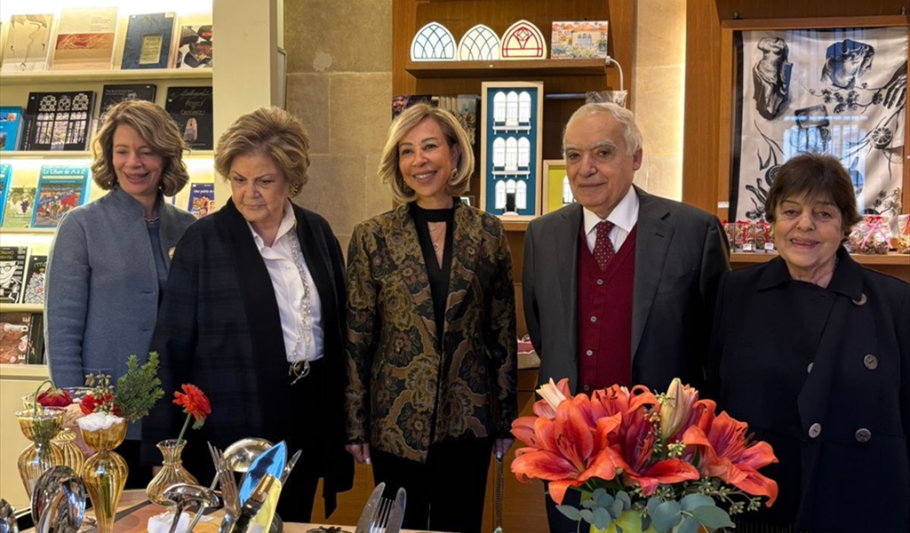 السيدة نعمت عون تتوسط الوزير سلامة والسيدتين منى الهراوي ولمى سلام