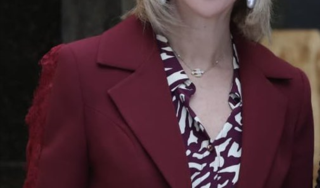 نِعمت عَون.. أُلْطُفوا بها يا عيون.. ويا نفوس