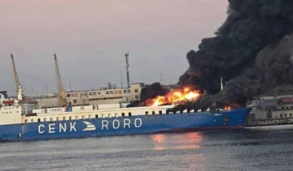 سفينة مشتعلة في أوديسا عقب هجوم روسي