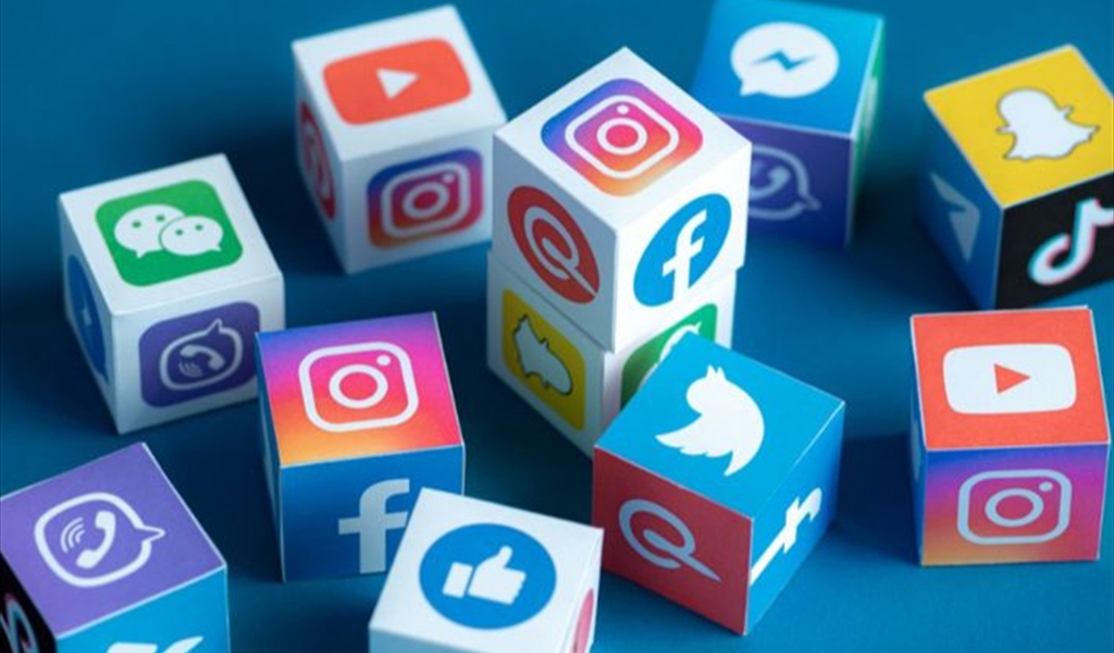 مواقع التواصل الاجتماعي .. شرٌّ لا بُدَّ منه !