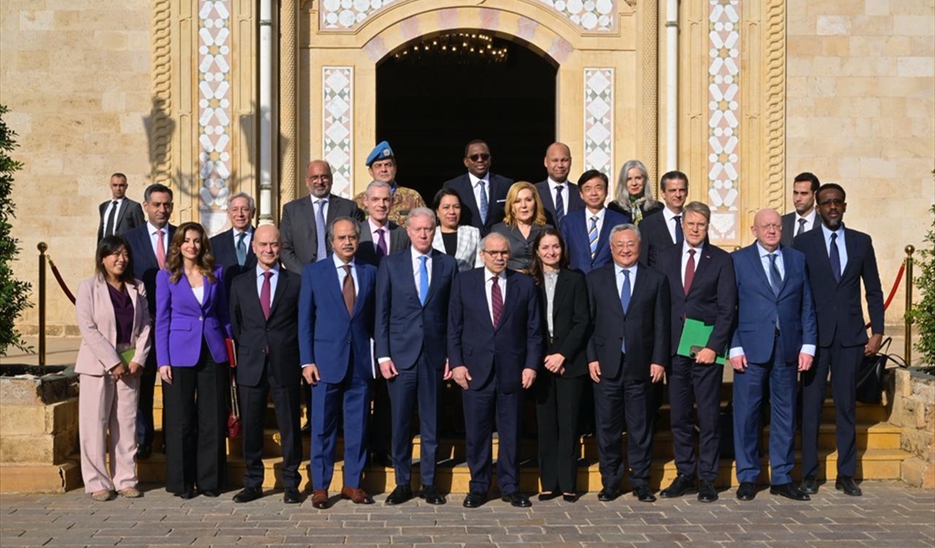 الرئيس سلام مع بعثة مجلس الأمن الدولي في السراي الكبير بحضور الوزير رجي (محمود يوسف)