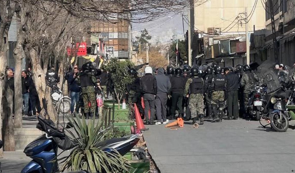 المحتجون يجوبون الشوارع في طهران