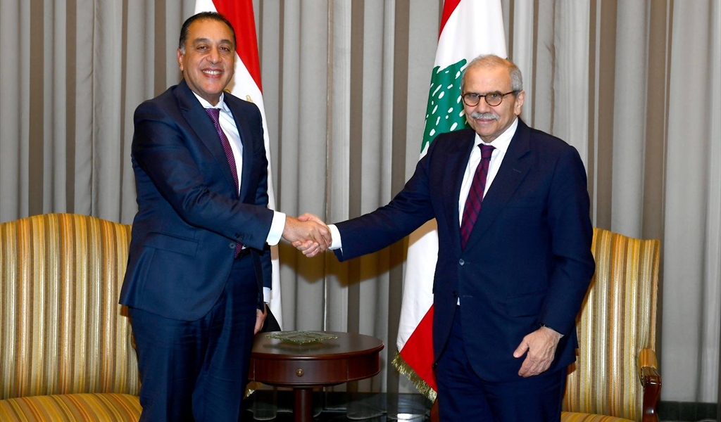 الرئيس سلام مستقبلاً نظيره المصري مصطفى مدبولي في المطار مساء أمس (محمود يوسف)