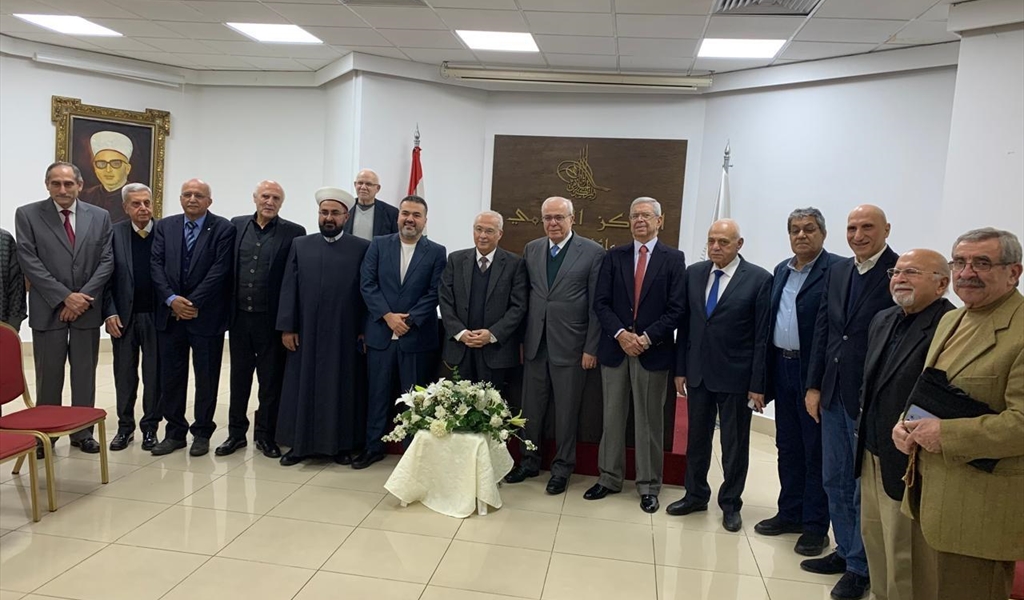 دكتور جارودي يتوسط المشاركين في المحاضرة