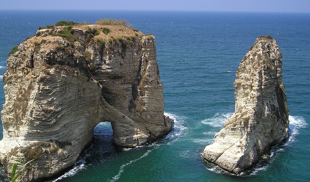 حاول الانتحار مقابل صخرة الروشة!