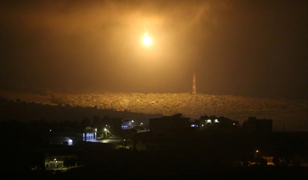 القذائف الضوئية فوق بلدة يارون