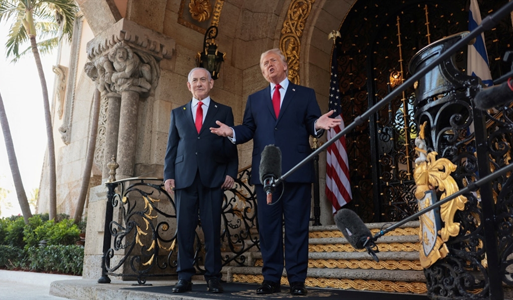 ترامب ونتنياهو خلال لقائهما امس في منتجعه مارالاجو بولاية فلوريدا
