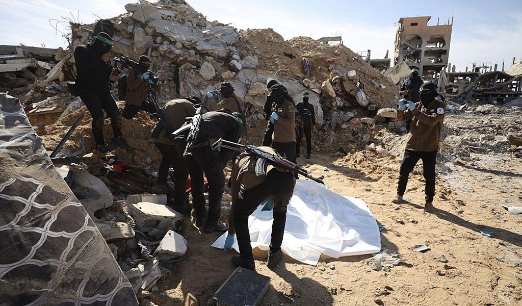 عناصر من حماس خلال البحث عن جثث لرهائن إسرائيليين