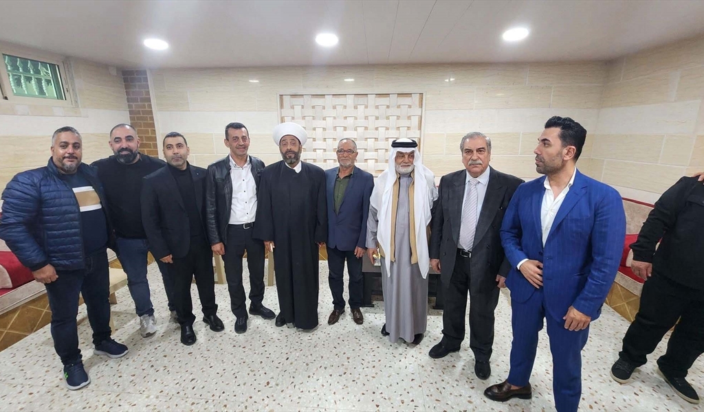 الشيخ عريمط متوسطاً المشاركين في تكريمه