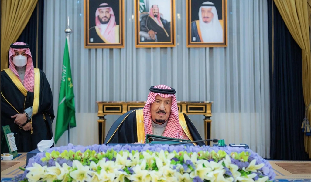 الملك سلمان خلال ترؤسه جلسة مجلس الوزراء