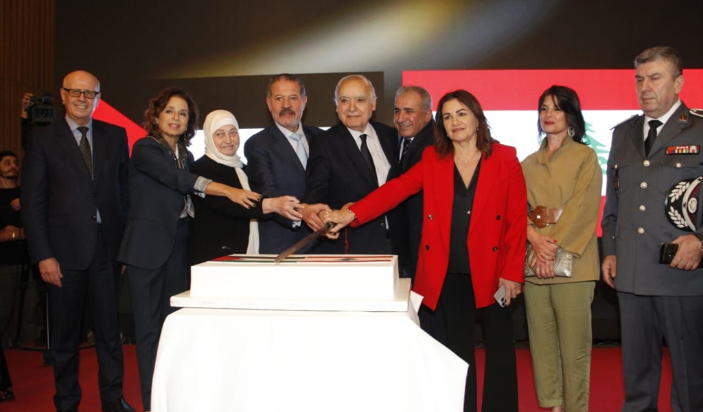 ممثل الرؤساء الثلاثة الوزير سلامة، ممثل الرئيس عباس، ياسر عباس، ممثل الرئيس الحريري، بهية الحريري، السفير الأسعد ومشاركون بقطع قالب الحلوى احتفالاً بالمناسبة