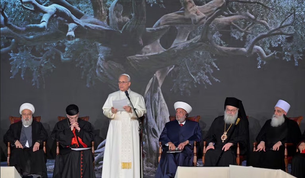 البابا يتوسط رؤساء الطوائف الإسلامية والمسيحية في وسط بيروت ( محمود يوسف)