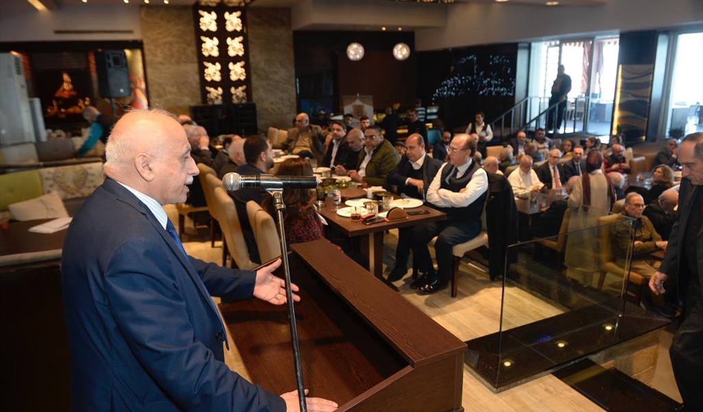 كشلي متحدثاً خلال الاجتماع (طلال سلمان)