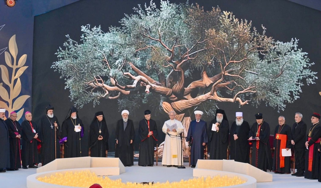 البابا يتوسط رؤساء الطوائف الإسلامية والمسيحية في وسط بيروت ( طلال سلمان)