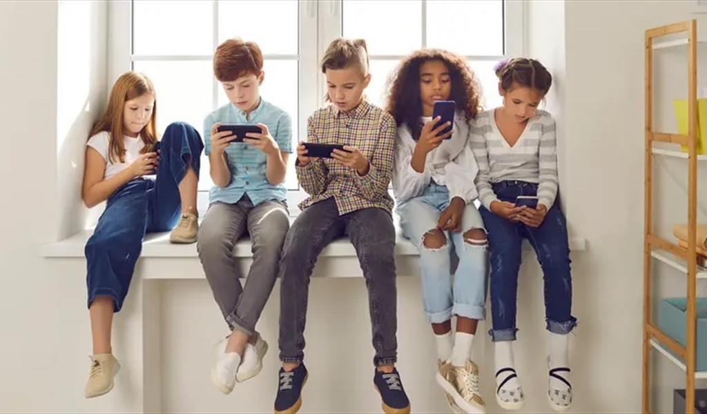 هل تؤذي مقاطع الفيديو القصيرة عقول الأطفال والشباب؟