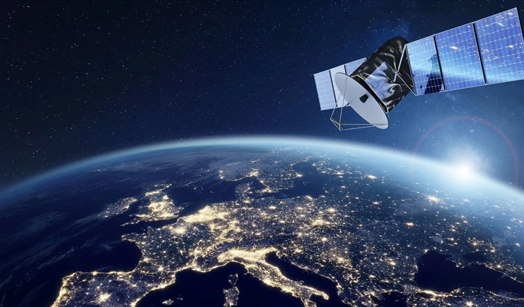 الأقمار الصناعية .. عيون معلَّقة في السماء تكتب يوميات الأرض وتوثِّق زمننا