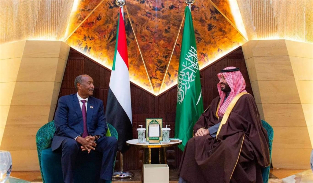 الأمير محمد بن سلمان مجتمعاً مع البرهان لبحث الوضع في السودان